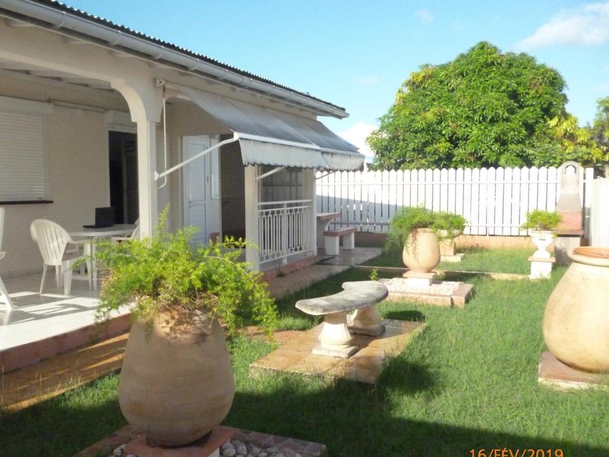 Logement Spacieux Deux Pieces A Baie Mahault Exteriör bild