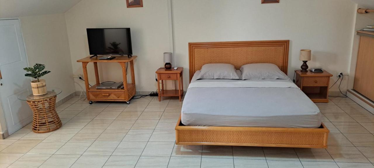 Logement Spacieux Deux Pieces A Baie Mahault Exteriör bild