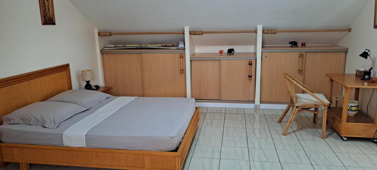Logement Spacieux Deux Pieces A Baie Mahault Exteriör bild