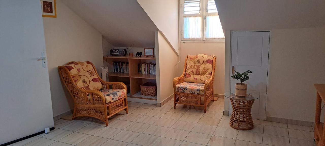 Logement Spacieux Deux Pieces A Baie Mahault Exteriör bild