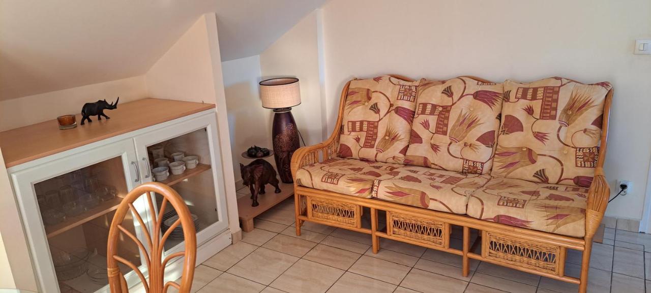Logement Spacieux Deux Pieces A Baie Mahault Exteriör bild