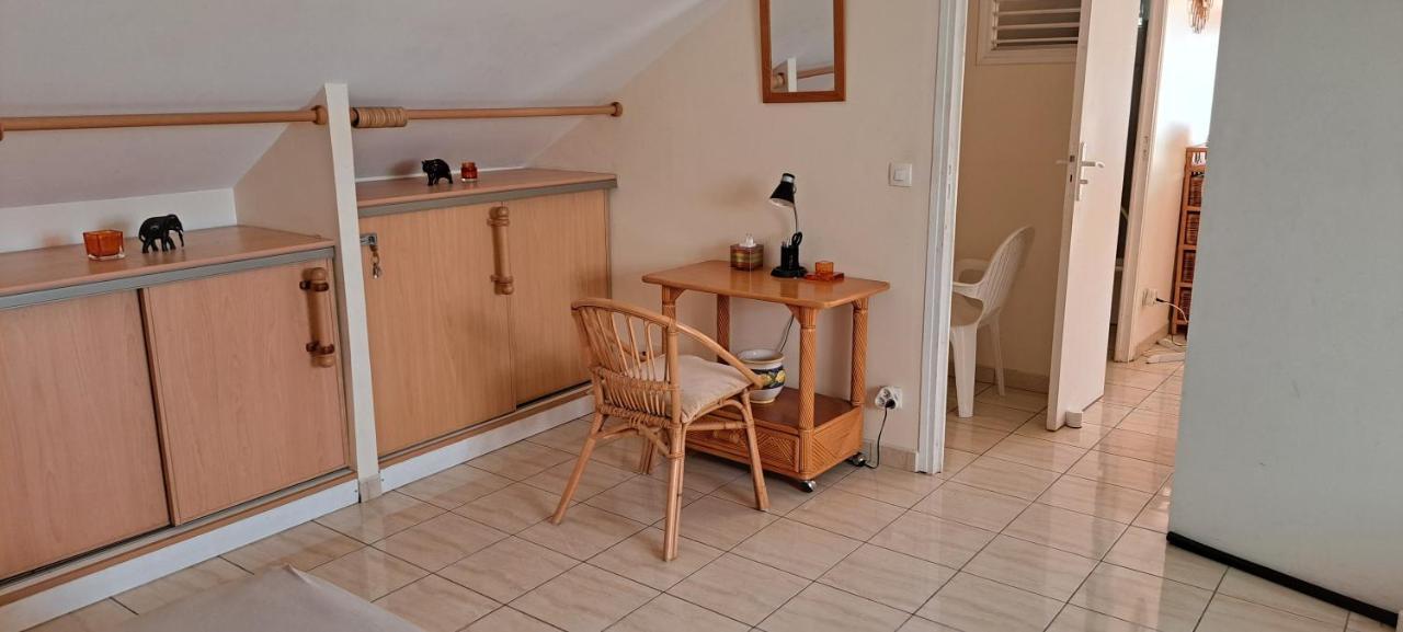 Logement Spacieux Deux Pieces A Baie Mahault Exteriör bild